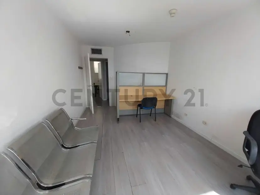 Oficina semi amoblada en Alquiler en El Rosal