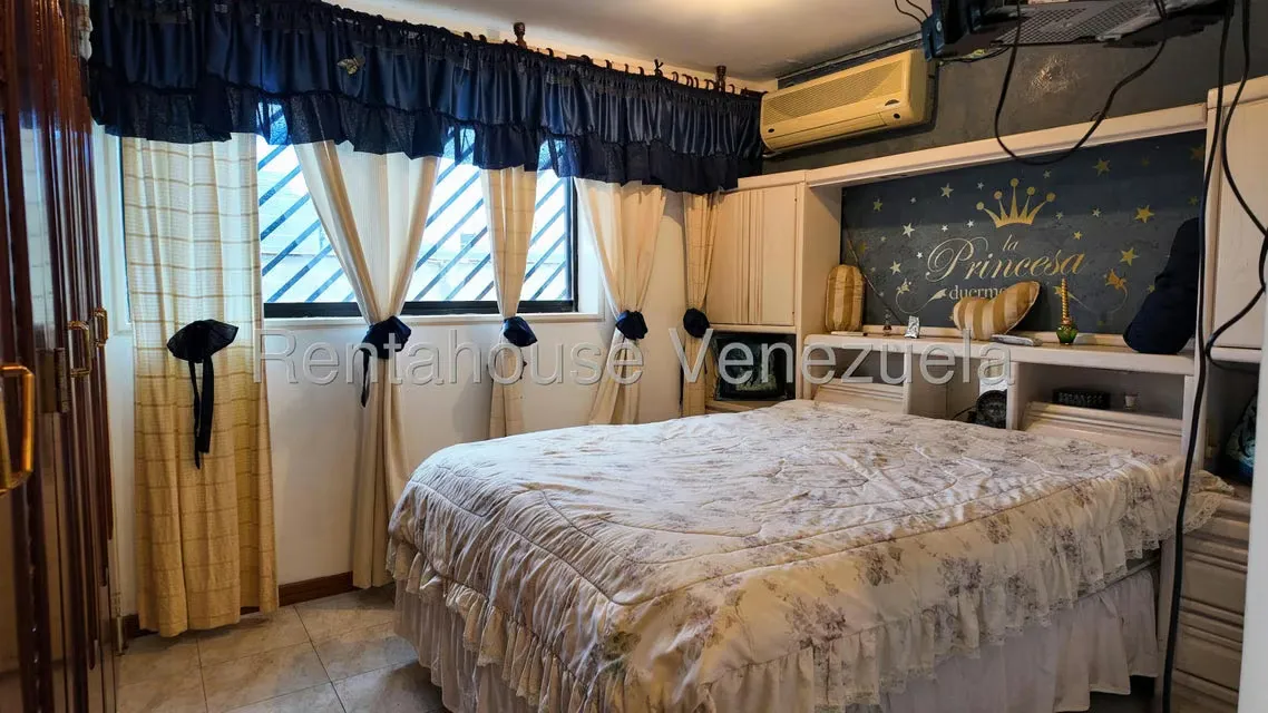 Casa (Multipes Niveles) en Venta en Lomas de La Lagunita, Distrito Metropolitano - 23