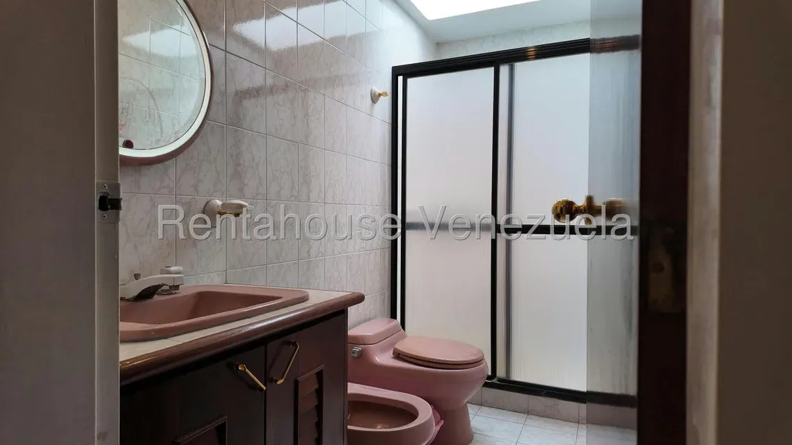 Casa (Multipes Niveles) en Venta en Lomas de La Lagunita, Distrito Metropolitano - 25