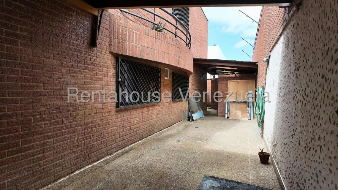 Casa (Multipes Niveles) en Venta en Lomas de La Lagunita, Distrito Metropolitano - 33