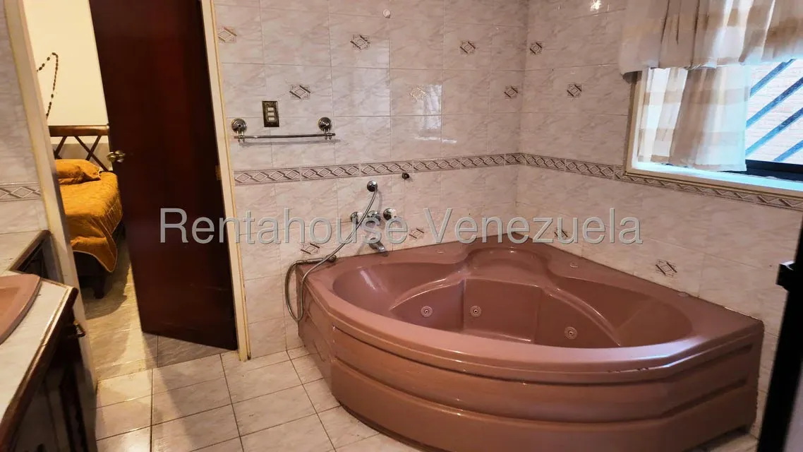 Casa (Multipes Niveles) en Venta en Lomas de La Lagunita, Distrito Metropolitano - 10