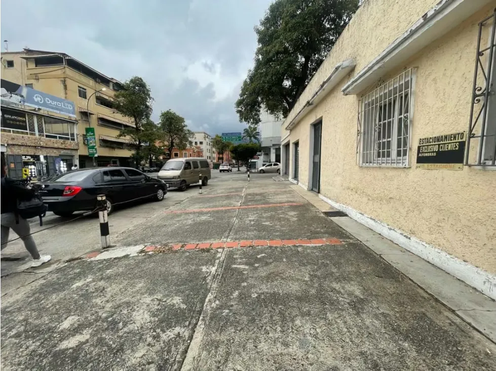 CASA COMERCIAL A PIE DE CALLE LOS CHAGUARAMOS - 2