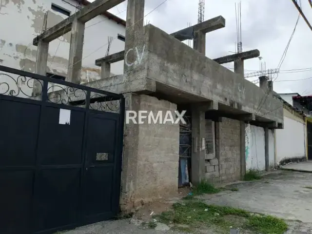 EN VENTA lote de terreno con construcción en Gris en Av Principal La Hoyada