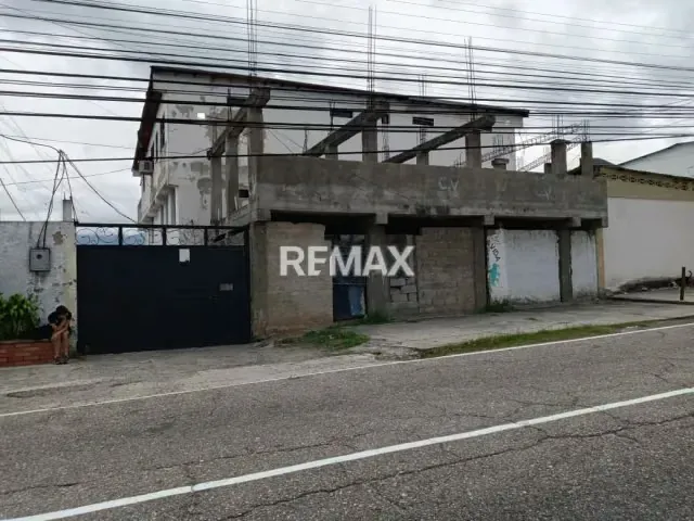 EN VENTA lote de terreno con construcción en Gris en Av Principal La Hoyada - 2