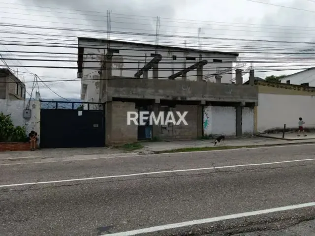 EN VENTA lote de terreno con construcción en Gris en Av Principal La Hoyada - 4