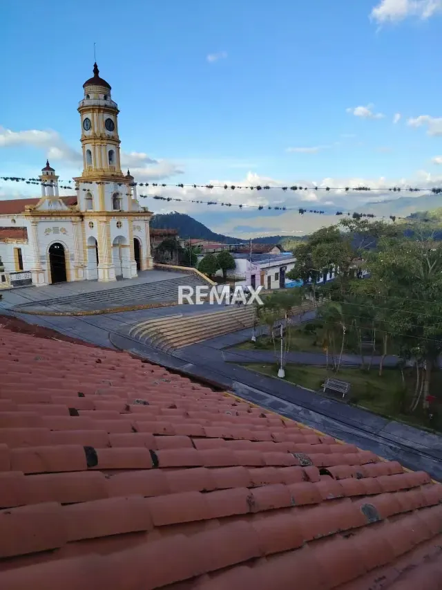 Casa en venta ubicada en la calle Padre Juárez, cerca de la plaza del municipio Escuque. - 2