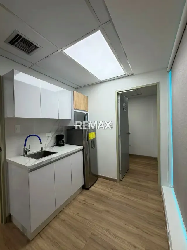 Venta de Excelente Oficina ubicada en Aerocentro Valencia - 3