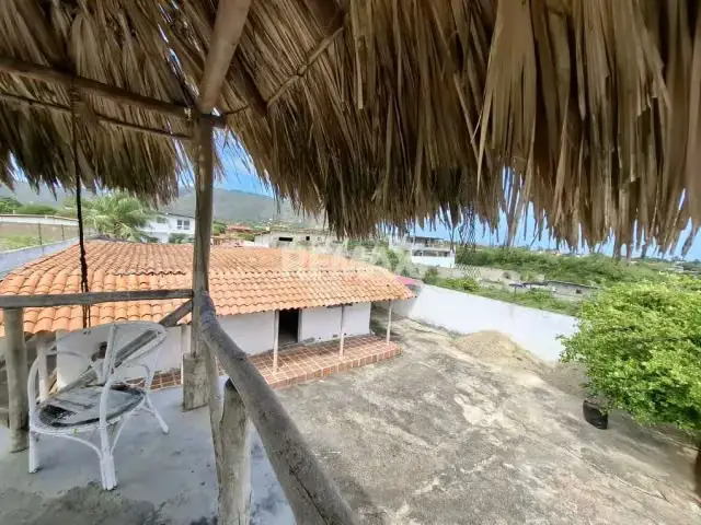 EN VENTA CASA CON POTENCIAL DE POSADA, A PASOS DE PLAYA EL AGUA, SECTOR LA MIRA, ISLA DE MARGARITA.