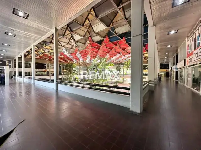 En venta dos locales unidos en el centro comercial siglo XXl planta baja