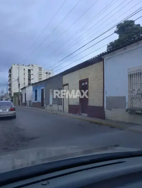 TERRENO DE 215 M2 UBICADO EN LA CALLE SUCRE