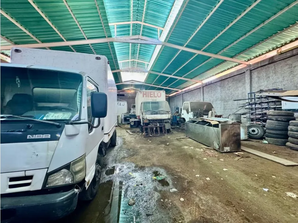 Se vende galpón 430m2 Catia La Mar - 2