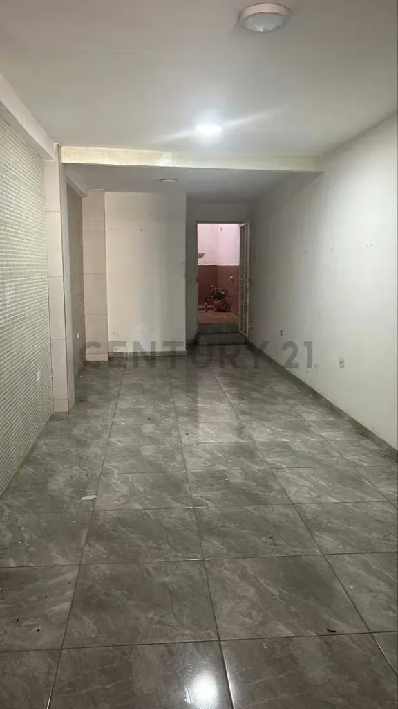 excelente local con ubicación estratégica comercial en Porlamar - 2