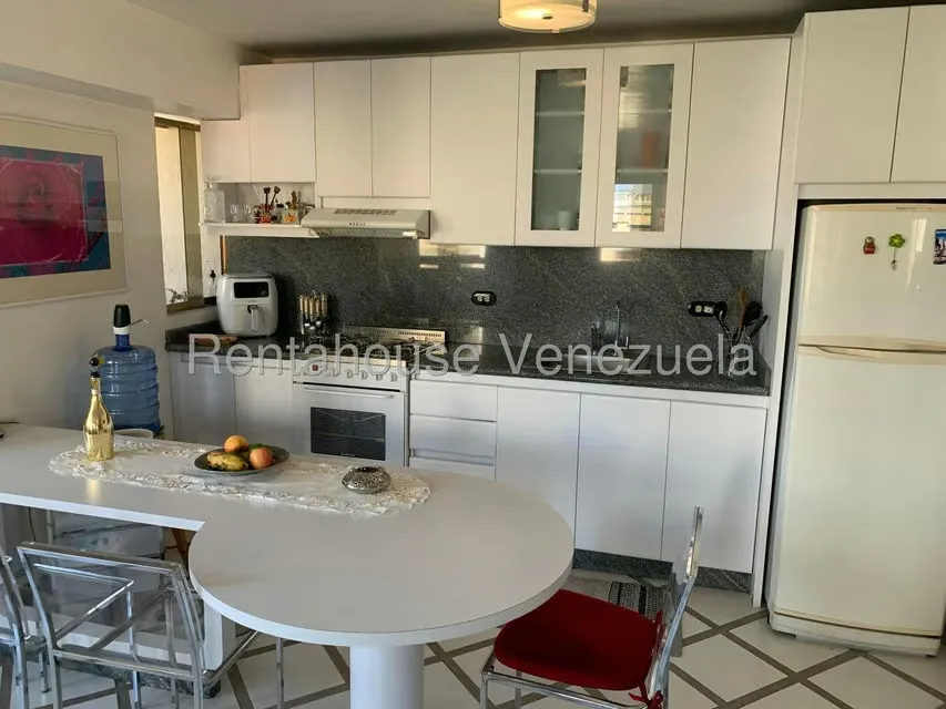 Apartamento (1 Nivel) en Alquiler en Los Palos Grandes, Distrito Metropolitano - 12