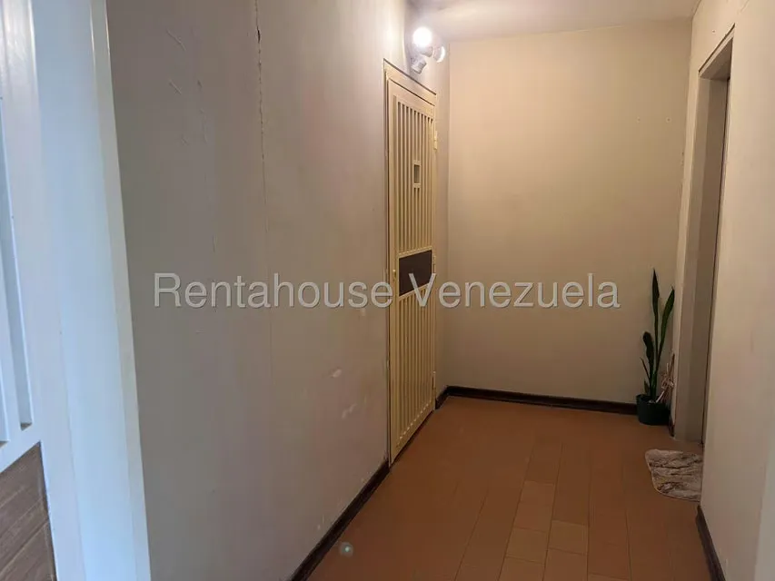 Apartamento (1 Nivel) en Alquiler en Los Palos Grandes, Distrito Metropolitano - 13