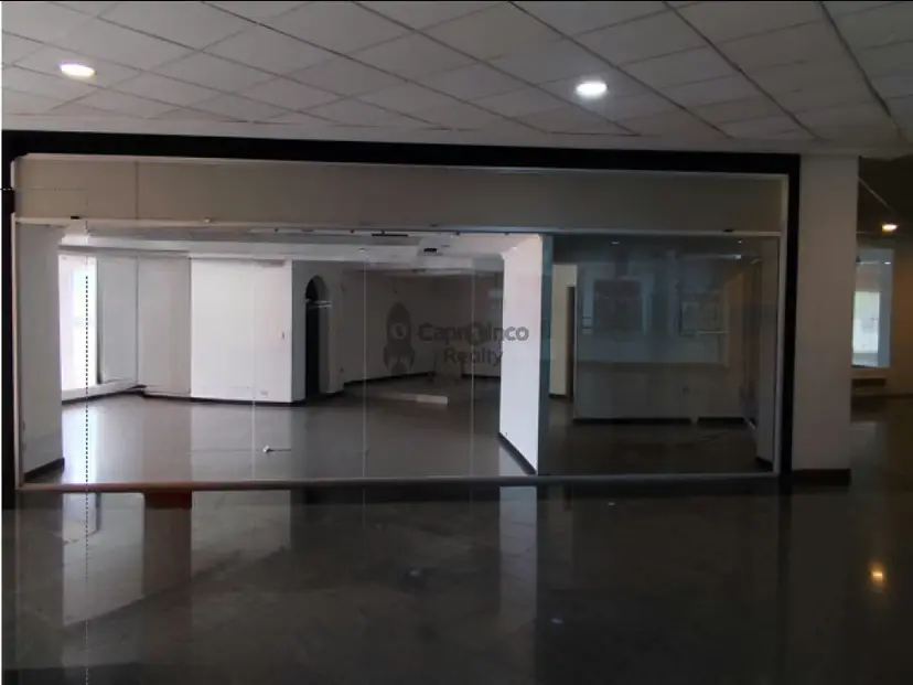 OPORTUNIDAD COMERCIAL EN C.C. CRISTAL TCL 10024071
