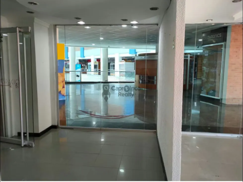OPORTUNIDAD COMERCIAL EN C.C. CRISTAL TCL 10024071 - 4