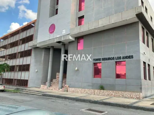 Oficina Remodelada y Luminosa en Torre Seguros Los Andes – Av. Bolívar, Valencia