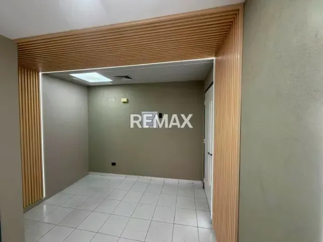 Oficina Remodelada y Luminosa en Torre Seguros Los Andes – Av. Bolívar, Valencia - 12