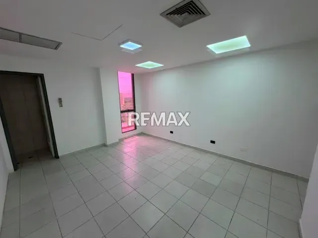 Oficina Remodelada y Luminosa en Torre Seguros Los Andes – Av. Bolívar, Valencia - 3
