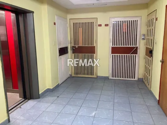 Oficina Remodelada y Luminosa en Torre Seguros Los Andes – Av. Bolívar, Valencia - 4