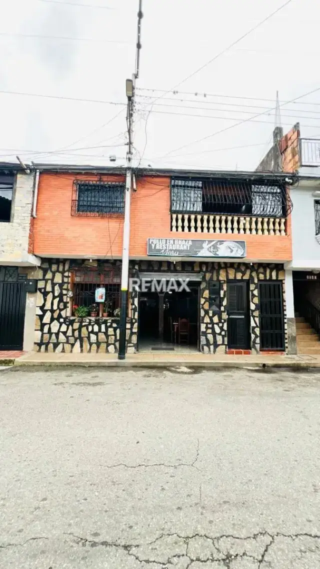 SE VENDE CASA FAMILIAR CON LOCAL COMERCIAL (POLLERA) Casa más local comercial Ubicada en Cordero, Municipio Andrés Bello, Tachira