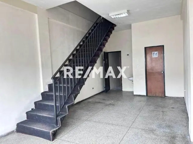 Local con mezzanina en alquiler en exclusiva en Av Montes de Oca