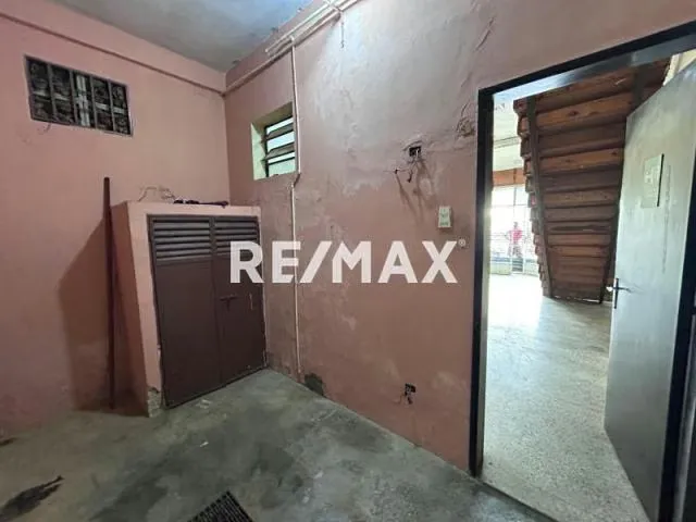 Local con mezzanina en alquiler en exclusiva en Av Montes de Oca - 3