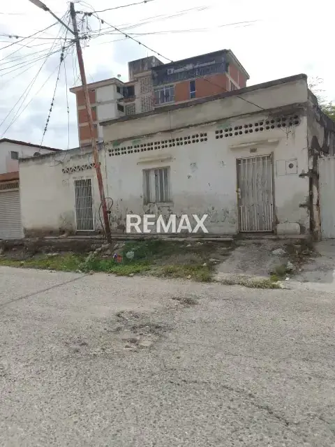 Vivienda construida sobre terreno de 420metros cuadrados , para modificar y acondicionar a su preferencia, con disfrute de todos los servicios.