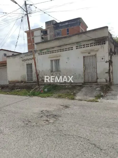 Vivienda construida sobre terreno de 420metros cuadrados , para modificar y acondicionar a su preferencia, con disfrute de todos los servicios.