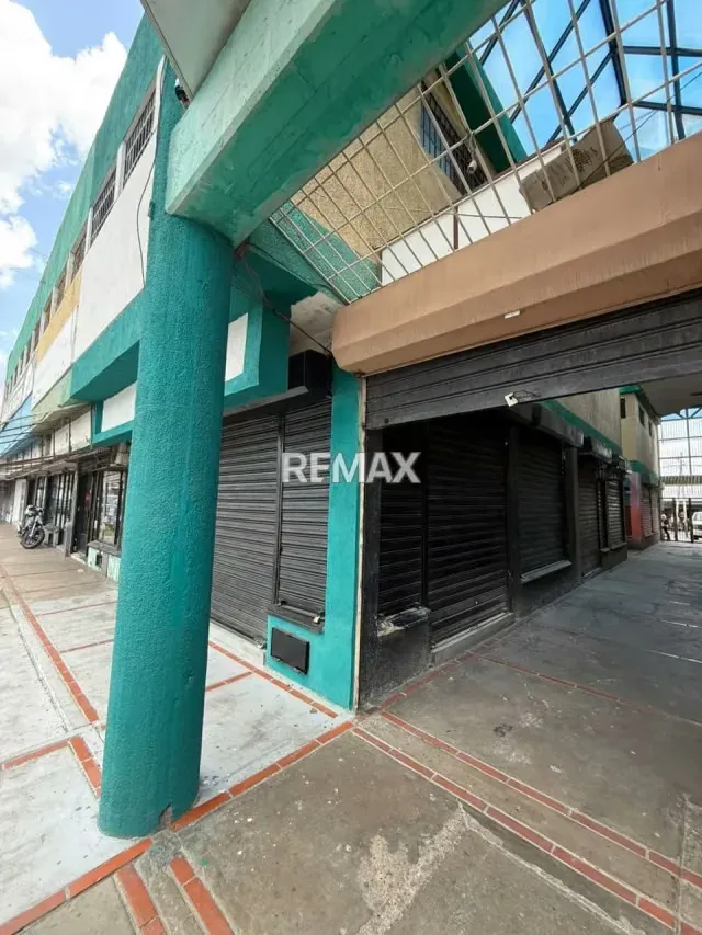 Se alquila local comercial. Centro de Punto Fijo - 6