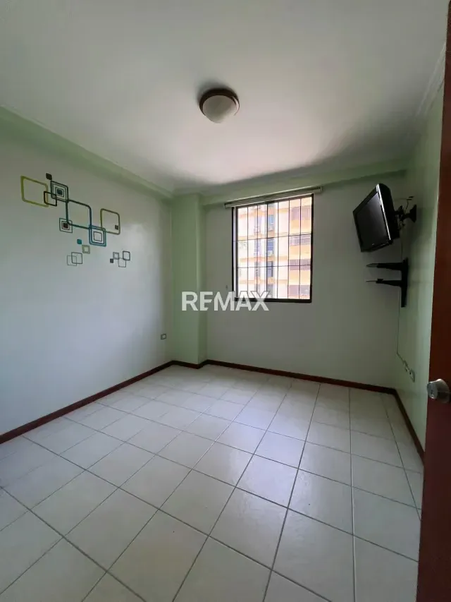 En Venta amplio apartamento en Avenida Los Abogados - 8