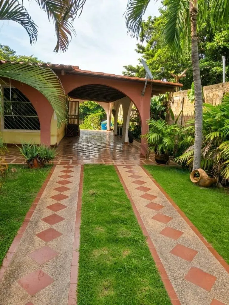 Casa en venta en Puerto La Cruz, urbanización Canta Claro.