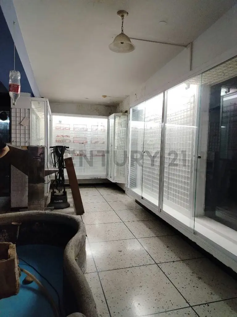 Gran local comercial en la Avenida Gran Mariscal de Cumaná - 3