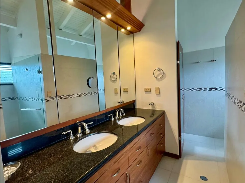 En Venta Casa en Cerro Verde, Baruta - Caracas - 30