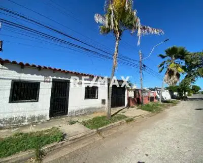 ESTA ACOGEDORA CASA DE 200 MTS DE CONSTRUCCIÓN, EN VENTA, SE UBICA EN LA URB LA FUNDACIÓN DE LOS ROBLES, RECONOCIDA POR SER FAMILIAR, TRANQUILA Y SEGURA, IDEAL PARA CONSTRUIR UN FUTURO EN PAZ