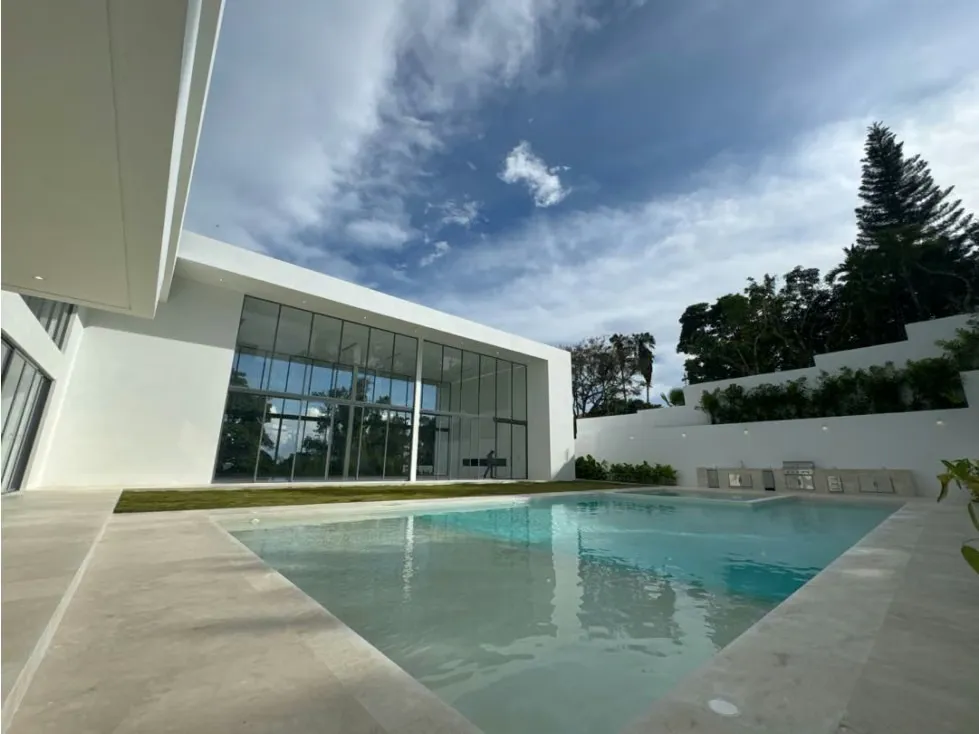 VENDO QUINTA 1.680m2 construcción 970m2 área verde LA LAGUNITA