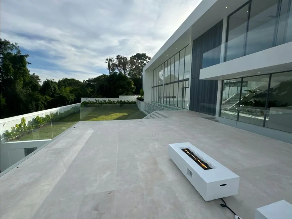 VENDO QUINTA 1.680m2 construcción 970m2 área verde LA LAGUNITA - 3