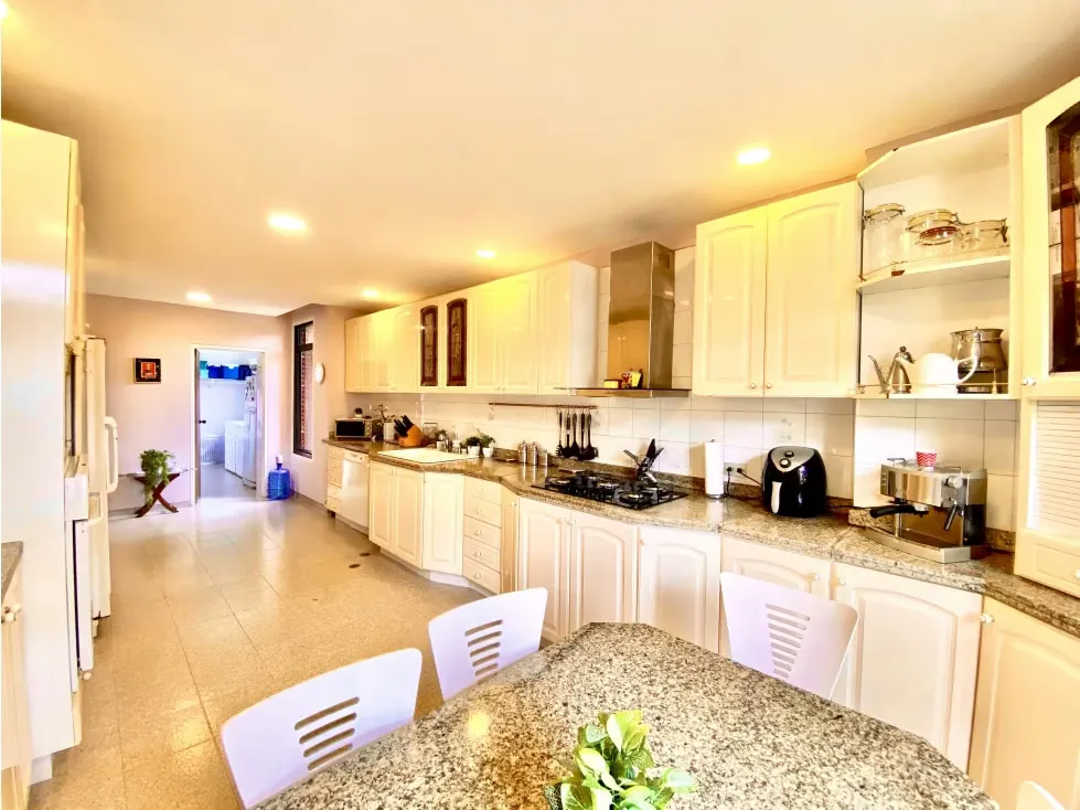 APARTAMENTO URBANIZACION MIRANDA 300 M2, 4 HAB, 5 BAÑOS 6 P/E - 15