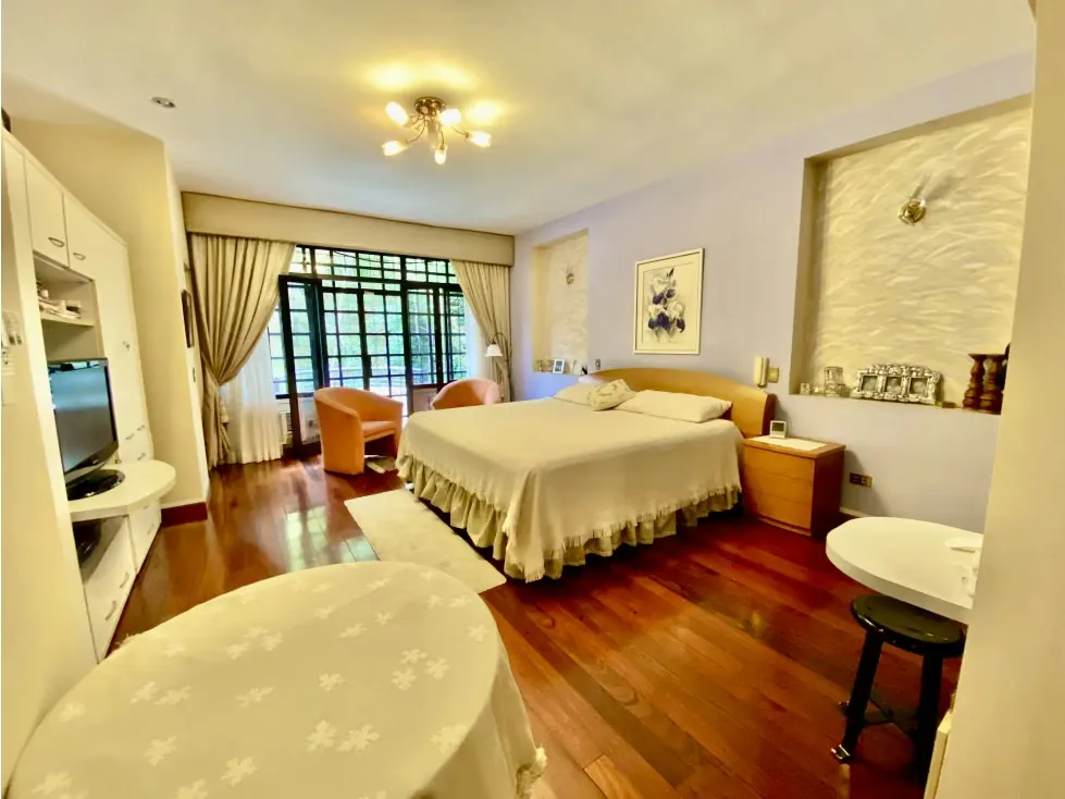 APARTAMENTO URBANIZACION MIRANDA 300 M2, 4 HAB, 5 BAÑOS 6 P/E - 10