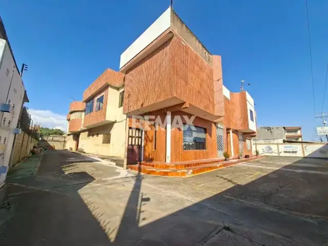 Local con Galpón en Ciudad Ojeda con apartamento (Av. Cristóbal Colón)