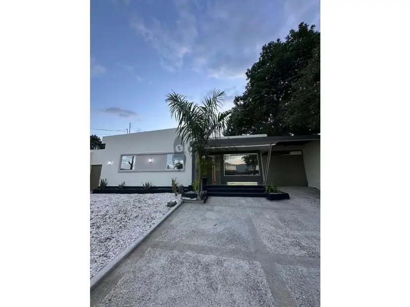 Venta de casa residencial con potencial comercial@urb. Los Colorados