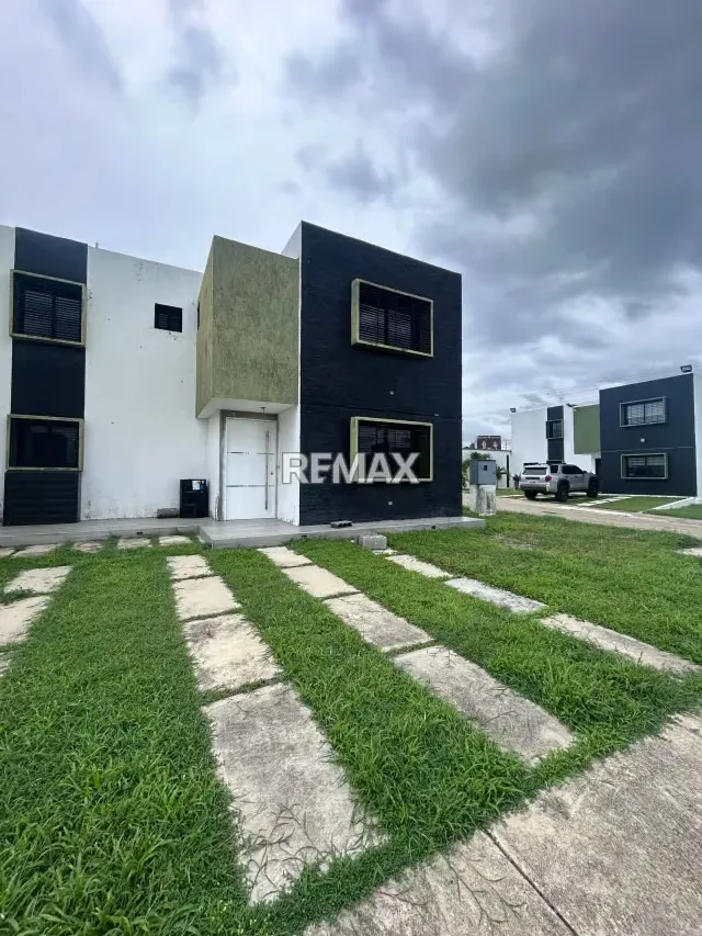 Si buscas elegancia, confort y autonomía, esta casa moderna en la Urbanización El Bosque (Av. Intercomunal Barquisimeto-Acarigua)
