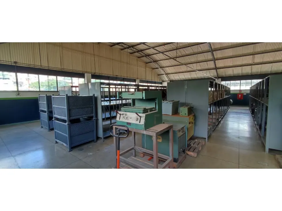 VENTA GALPON CON PISOS COMERCIALES/INDUSTRIALES - 9