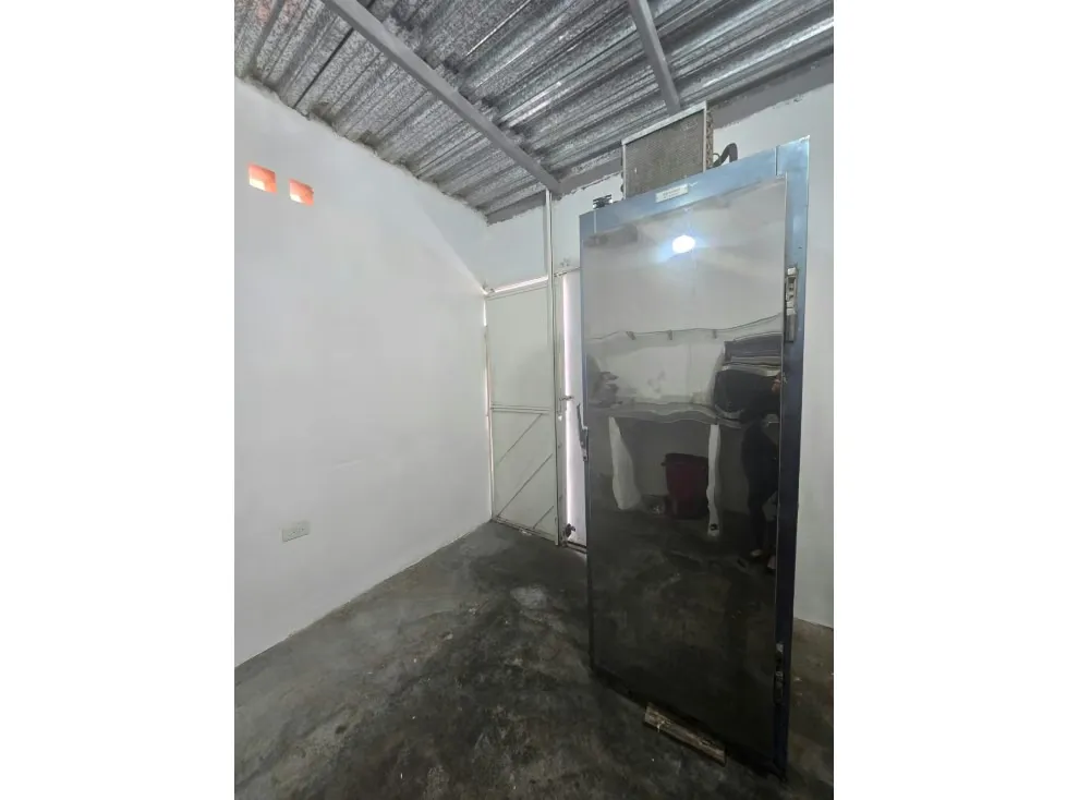 LOCALES COMERCIALES EN VENTA 199 M2 - URB LOS SAMANES - 11