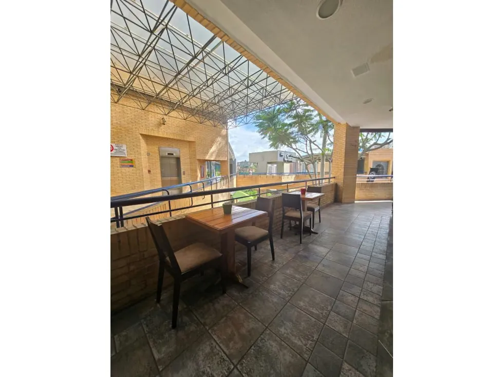 LOCALES COMERCIALES EN VENTA 199 M2 - URB LOS SAMANES - 18