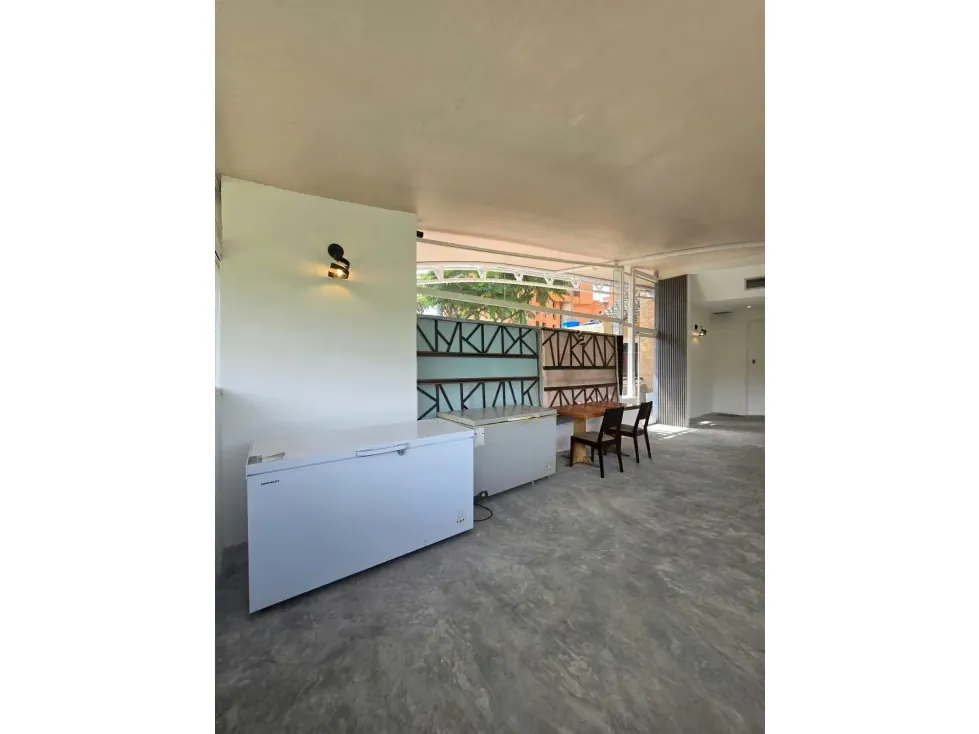 LOCALES COMERCIALES EN VENTA 199 M2 - URB LOS SAMANES - 24
