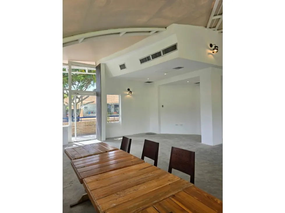 LOCALES COMERCIALES EN VENTA 199 M2 - URB LOS SAMANES - 26