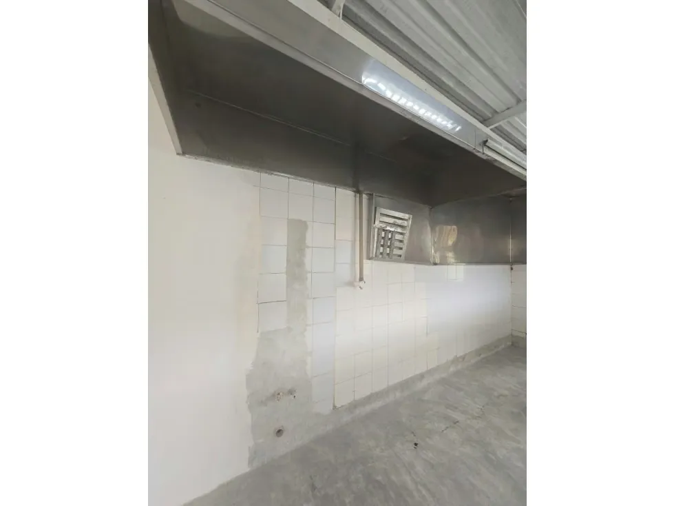 LOCALES COMERCIALES EN VENTA 199 M2 - URB LOS SAMANES - 31