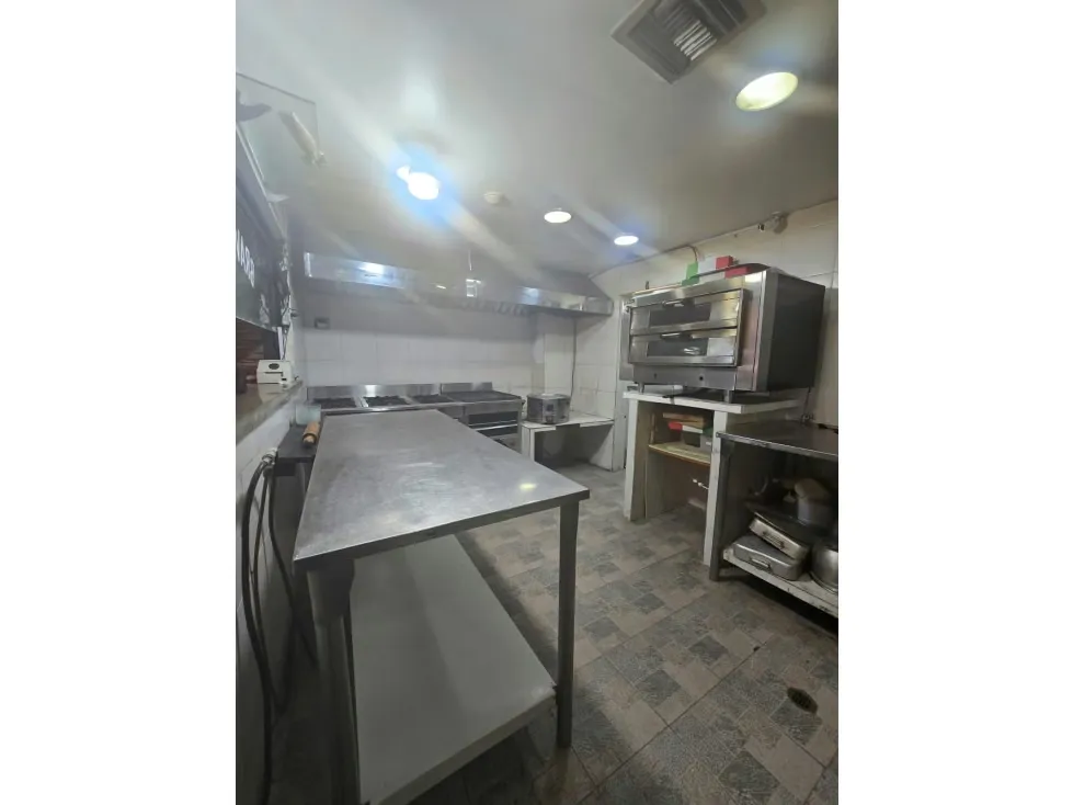 LOCALES COMERCIALES EN VENTA 199 M2 - URB LOS SAMANES - 7