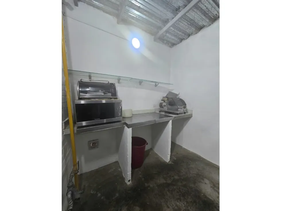 LOCALES COMERCIALES EN VENTA 199 M2 - URB LOS SAMANES - 10